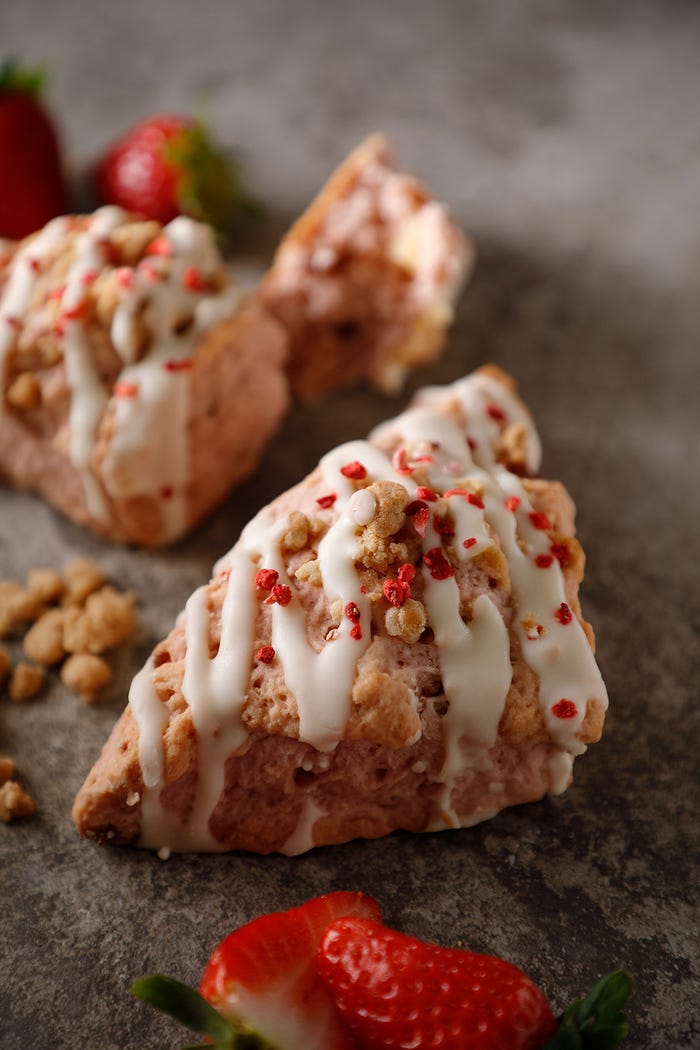 アメリカンスコーン ストロベリーチーズケーキ/画像提供:スターバックスコーヒージャパン