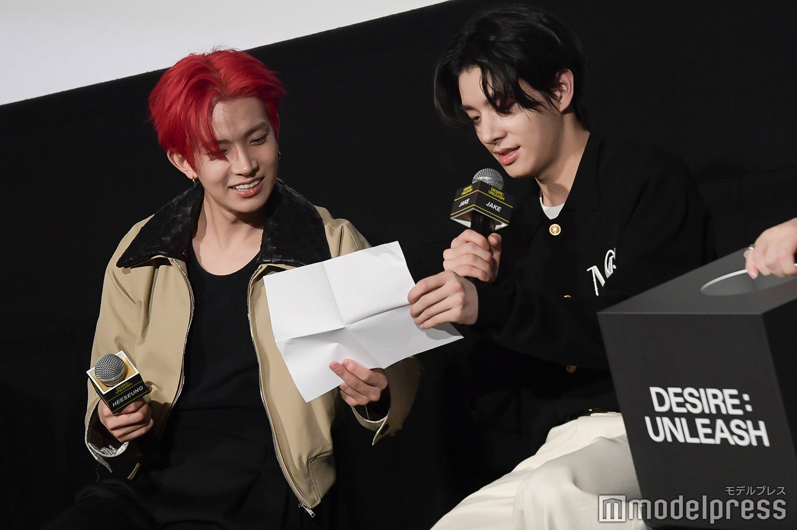 仲良く質問を読むHEESEUNG（ヒスン）、JAKE（ジェイク）（C）モデルプレス