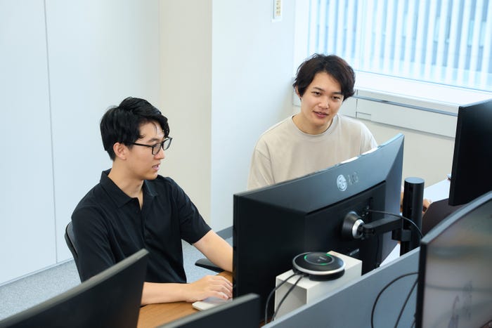 (写真奥)阿部拓貴氏(提供素材)