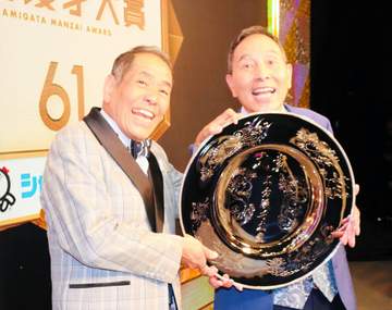 ザ・ぼんちが上方漫才大賞 45年ぶり2度目おさむ「失敗を恐れず歩いて行きたい」