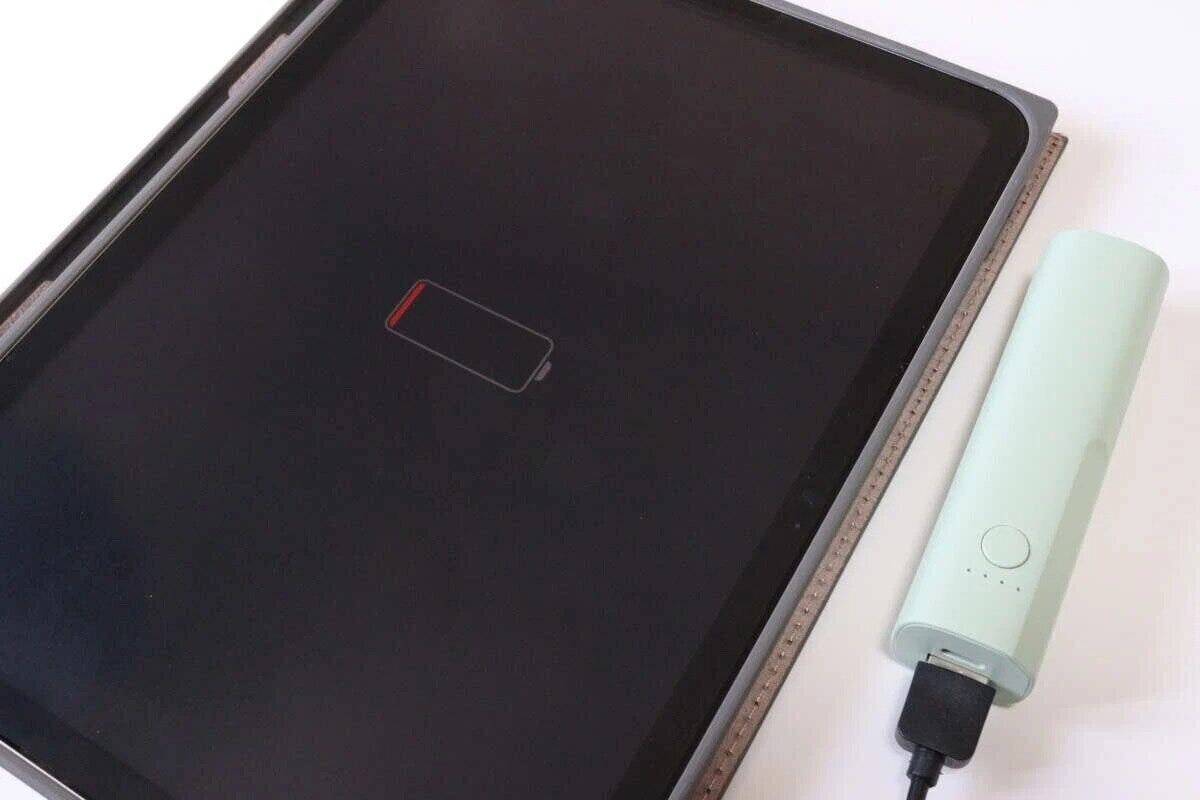 バッテリー残量がないタブレットをモバイルバッテリーで充電中