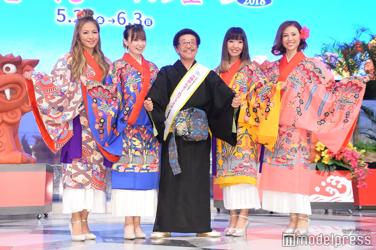 MAXと具志堅用高（中央） （C）モデルプレス