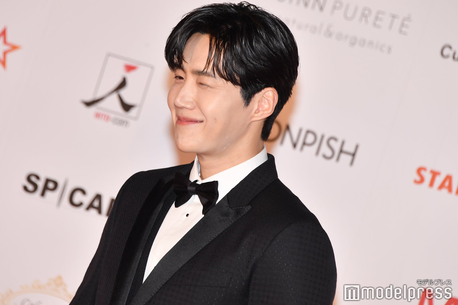 ウインクを求められ応じるキム・ソンホ （C）モデルプレス