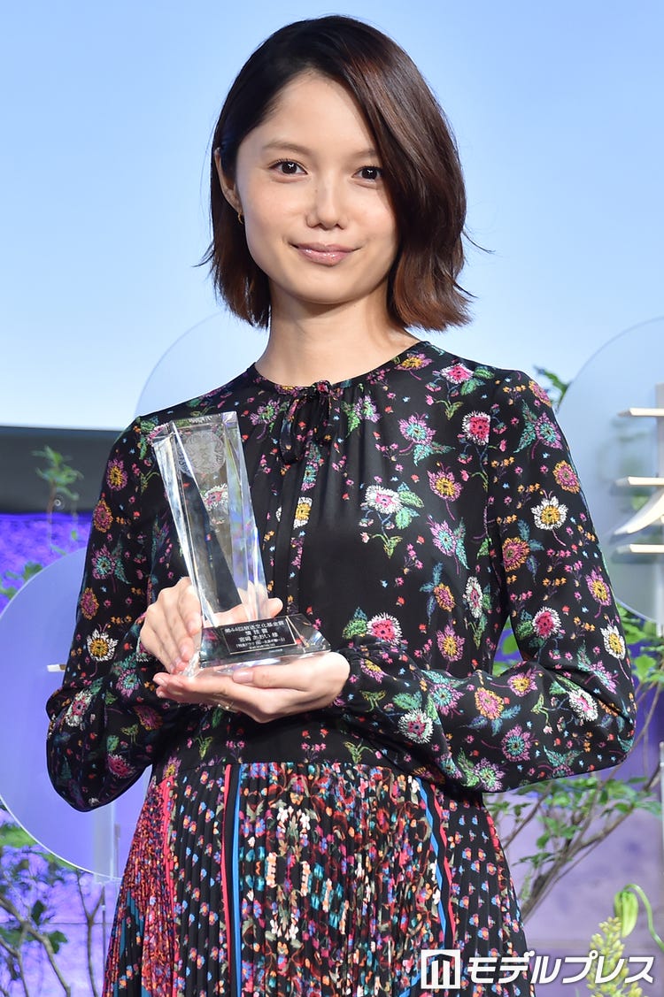 画像9 19 宮崎あおい 妊娠発表後初の公の場 ふっくらお腹のワンピース姿 モデルプレス