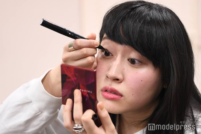 土屋太鳳に変身中の丸山礼:アイラインはがっつり太めに (C)モデルプレス