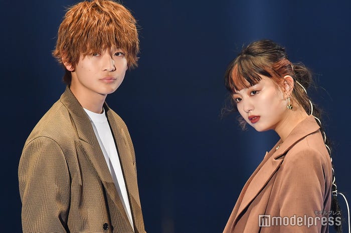 高橋文哉、鶴嶋乃愛(C)モデルプレス