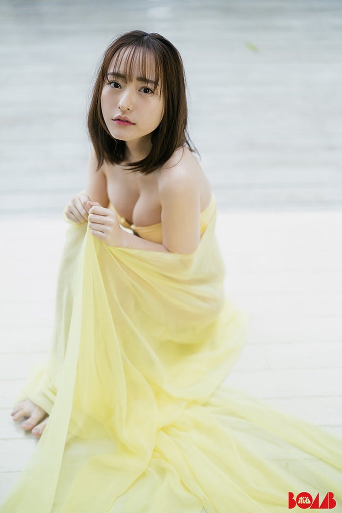 高崎かなみ、美バスト輝く上目遣いショットにドキッ プリンセスグラビア披露＜独占カットあり＞