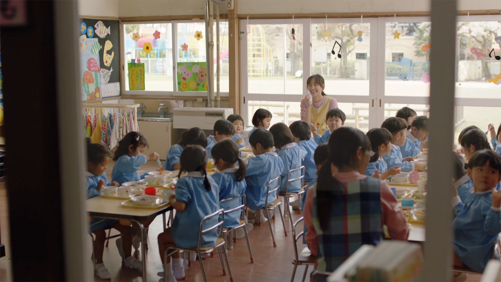 新CM「新垣先生と園児たち ～お昼ごはん～」篇より（提供写真）