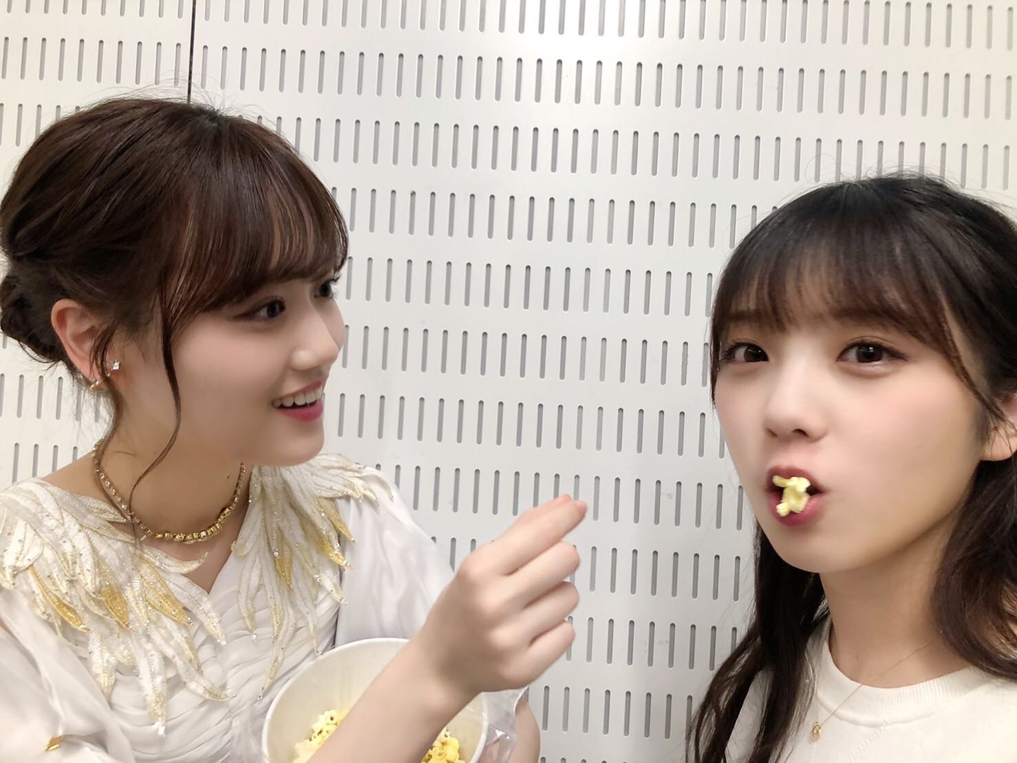 山下美月、与田祐希にポップコーンを餌付け／ミュージックステーション出演後のオフショット（提供写真）