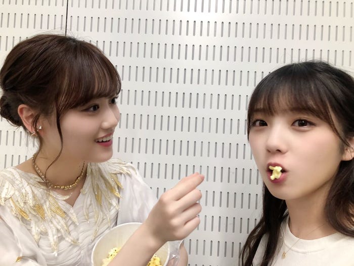 山下美月、与田祐希にポップコーンを餌付け/ミュージックステーション出演後のオフショット(提供写真)