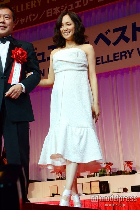 「第24回 日本ジュエリーベストドレッサー賞＜40代部門＞」を受賞した永作博美