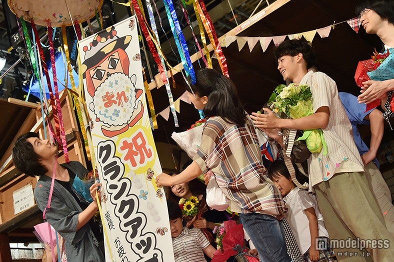 くす玉でクランクアップを祝福