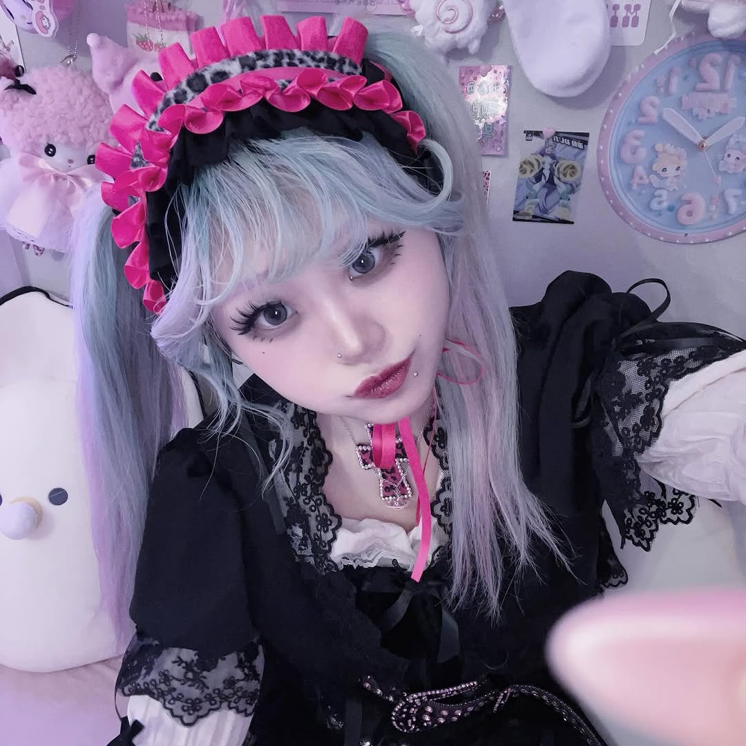 ベビタピ店員・ののち、ピンク×水色のド派手新ヘア公開「髪色天才」「盛れてる」と反響