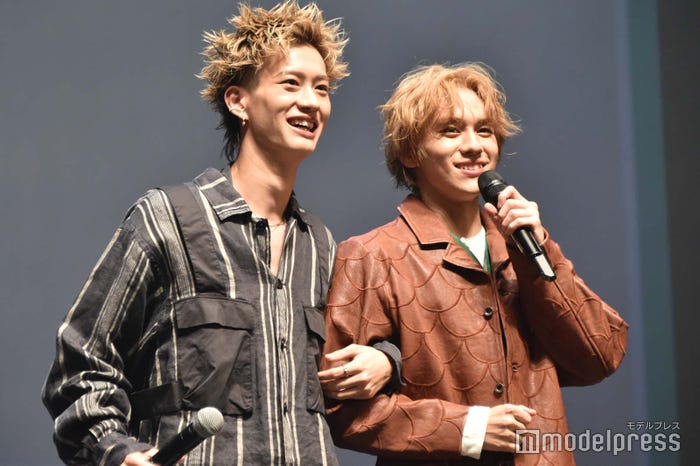 山下幸輝から「恋人にしたい」に選ばれて腕を組む森英寿、山下幸輝(C)モデルプレス