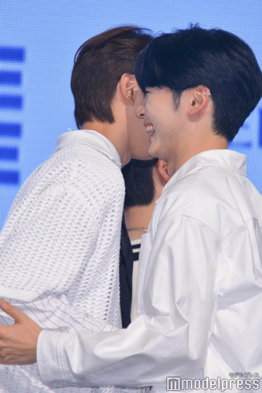 ソロのフォトタイム前にハグするキム・ギュビン、ソン・ハンビン（C）モデルプレス