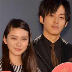 武井咲(左)と松坂桃李(右)