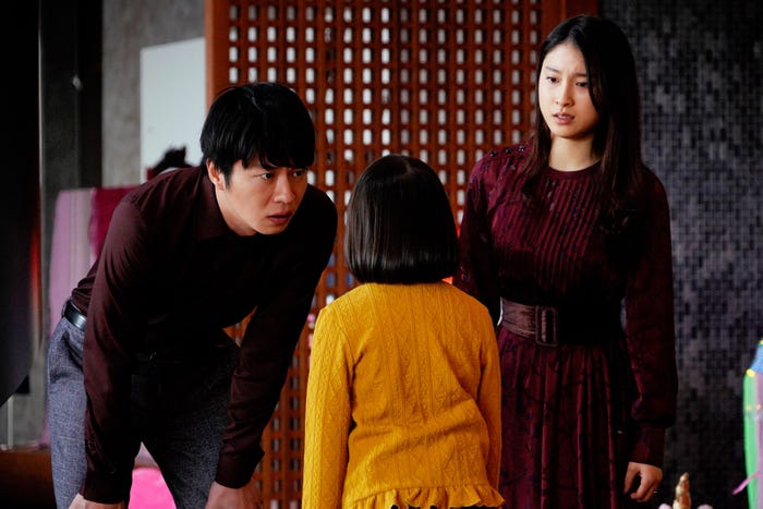 田中圭、COCO、土屋太鳳/「哀愁しんでれら」場面写真(C)2021 『哀愁しんでれら』製作委員会