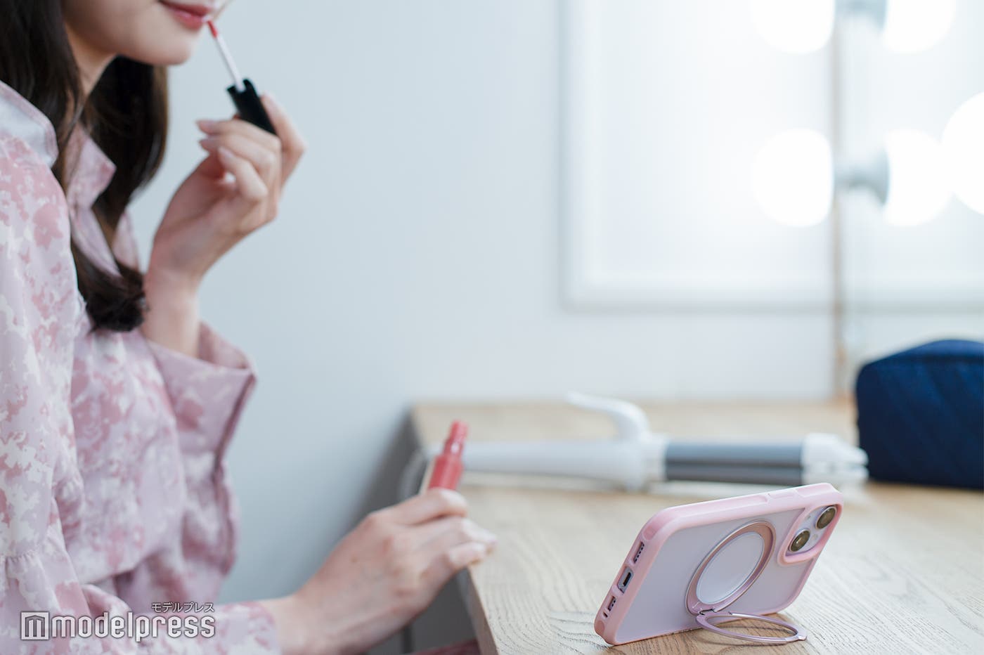 動画を観ながらお出かけの準備(C)モデルプレス