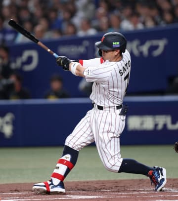 侍ジャパン 佐藤輝明が完璧な先制3ラン！内角低めを右翼席中段へ 打球速度179キロ＆飛距離131メートル ベンチの大谷翔平も右手を挙げてたたえる