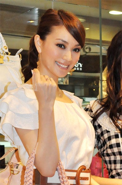 「サマンサタバサ上海」オープニングイベントに出演した蛯原友里