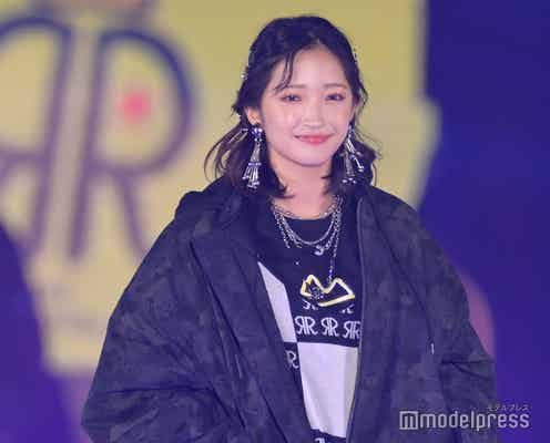 Girls2小川桜花、美脚魅せのスリットワンピ姿 網タイツで色気醸す<GirlsAward 2022 A/W>