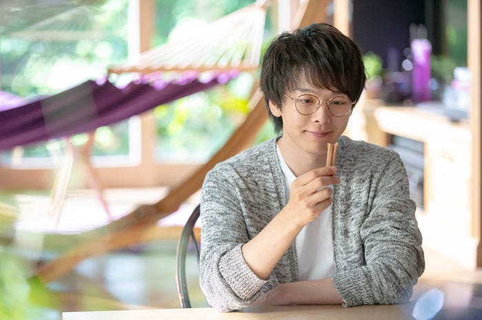 中村倫也CMオフショット (提供写真)