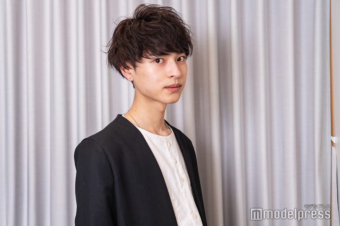 新納侃さん(C)モデルプレス