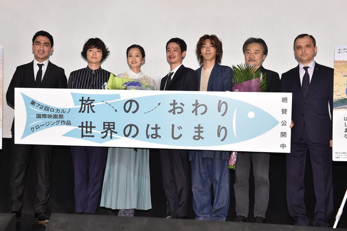 (左から)アディズ・ラジャボフ、染谷将太、前田敦子、加瀬亮、柄本時生、黒沢清監督、ガイラト・ファジーロフ駐日大使 (C)モデルプレス