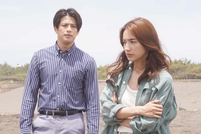 森崎ウィン、仁村紗和「真夏のシンデレラ」第3話より(C)フジテレビ