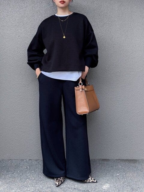 抜け感たっぷりのレイヤードコーデ 2025秋冬女性モノトーン抜け感たっぷりのレイヤードコーデ