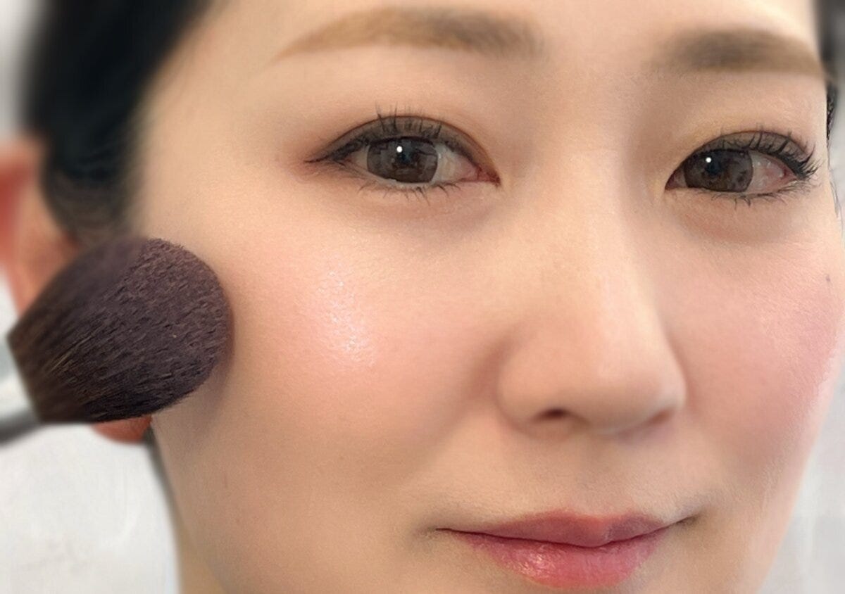 フェイスパウダーは、テカリやすい部分を中心に必要なところだけでOK フェイスパウダーは、テカリやすい部分を中心に必要なところだけでOK