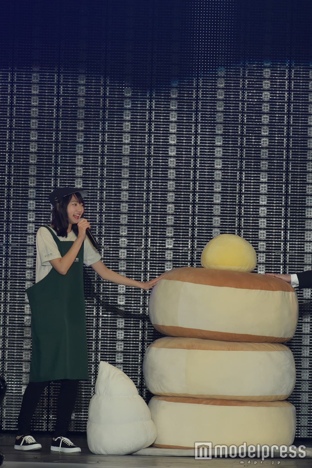武田玲奈と巨大なパンケーキのぬいぐるみ (C)モデルプレス