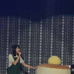 武田玲奈と巨大なパンケーキのぬいぐるみ （C）モデルプレス