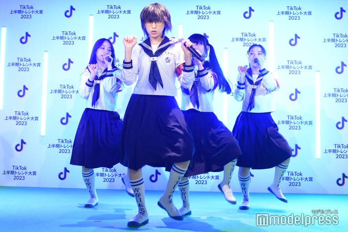 “首振りダンス”を披露する新しい学校のリーダーズ(C)モデルプレス