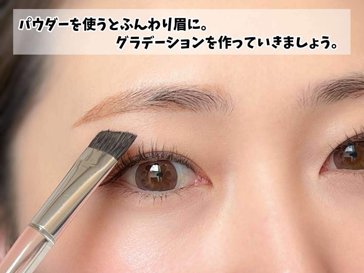女性がアイブロウブラシで眉にパウダーを乗せふんわり仕上げる様子 女性がアイブロウブラシで眉にパウダーを乗せふんわり仕上げる様子