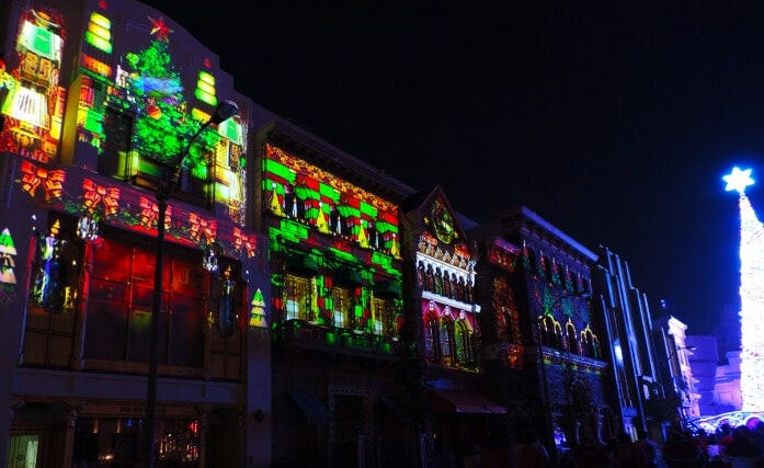 壁にもツリーが見え、クリスマスソングに合わせて、さまざまな景色が現れます