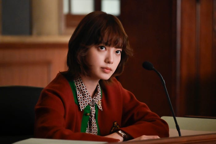 平手友梨奈「うちの弁護士は手がかかる」より(C)フジテレビ