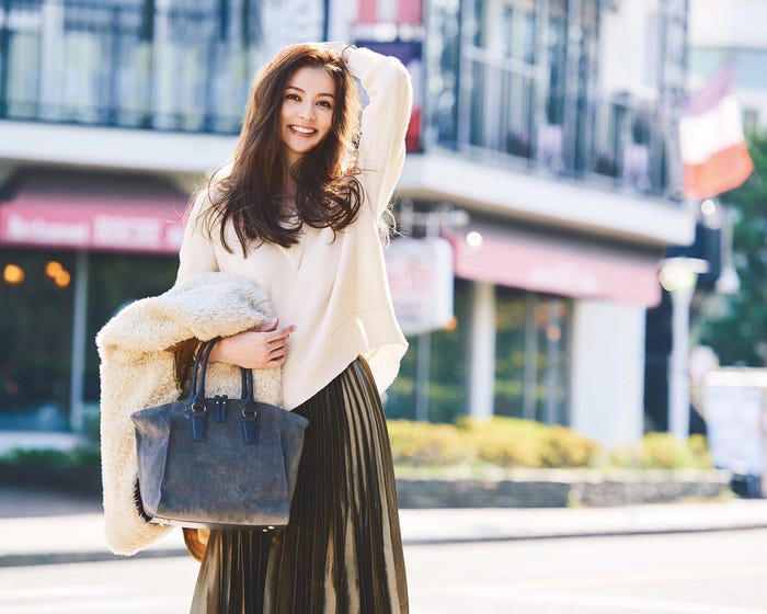 デートシーン/食事デートのときは、トップスの好印象がカギ(画像提供:幻冬舎)