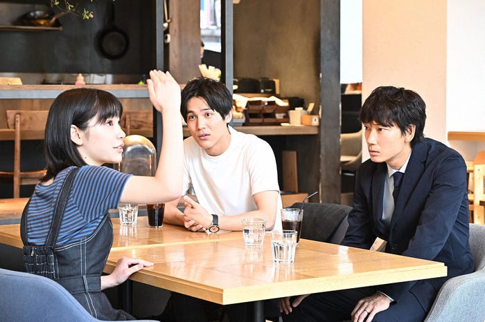 (左)當真あみ、(左奥から)中川大志、綾野剛/「オールドルーキー」第5話より(C)TBS