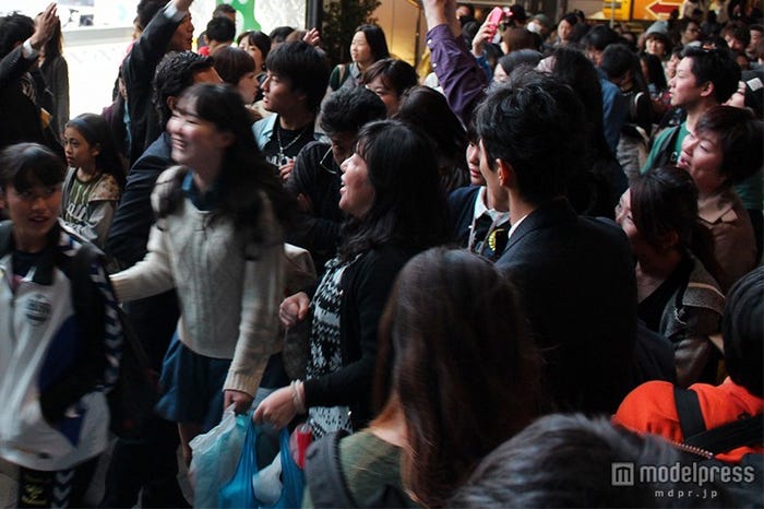 ファンがスタジオ前に集結