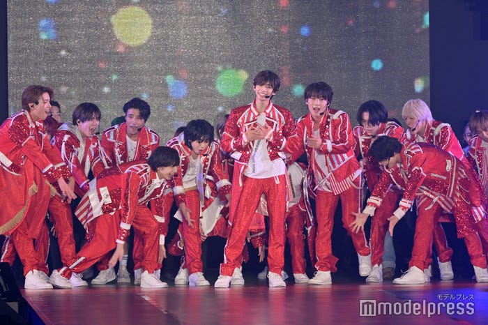 大所帯でステージ盛り上げる少年忍者(C)モデルプレス