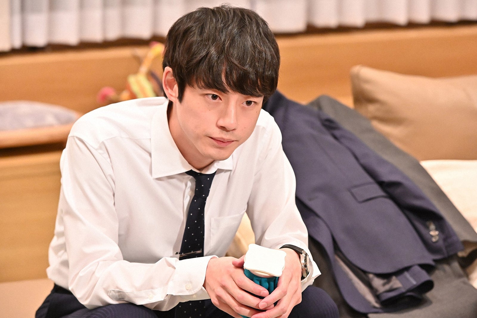 坂口健太郎／「婚姻届に判を捺しただけですが」第8話より（C）TBS