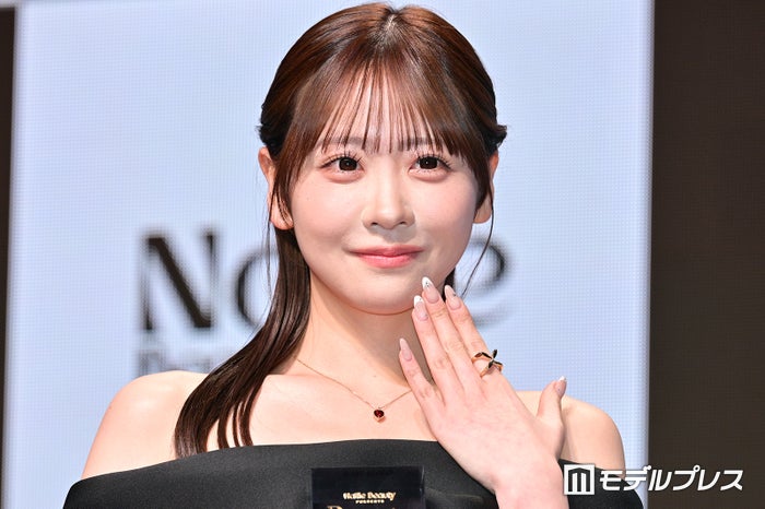 FRUITS ZIPPER櫻井優衣、黒オフショルダードレスで大人の魅力「私のネイル愛が届いた」2026年の抱負も語る【Beauty of the year 2026】