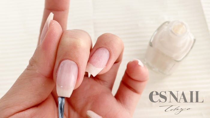 オフホワイトのポリッシュを端から塗る(画像提供:esNAIL)