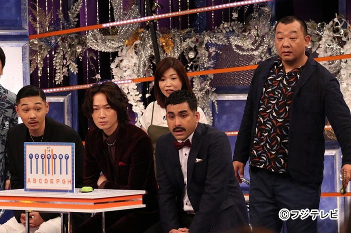 →(前列左から)YOUNG DAIS、綾野剛、植野行雄(後列左から)大久保佳代子、木下隆行(C)フジテレビ