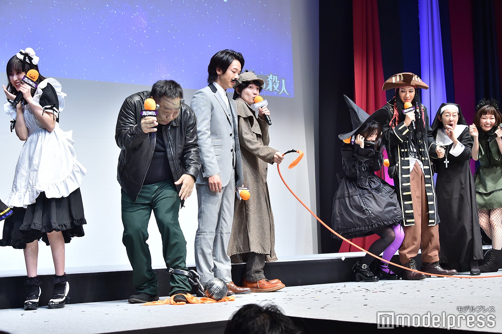 巨大風船が割れた瞬間（左から）福本莉子、塚地武雅、中村倫也、神木隆之介、浜辺美波、葉山奨之、ふせえり、山田杏奈（C）モデルプレス