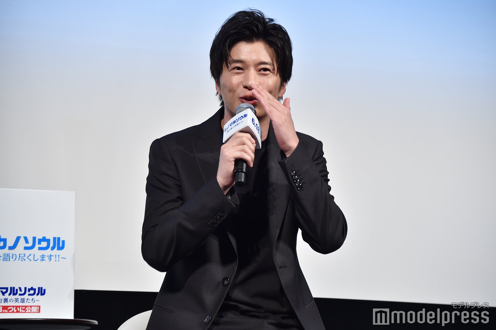 小坂菜緒のマネをする田中圭（C）モデルプレス