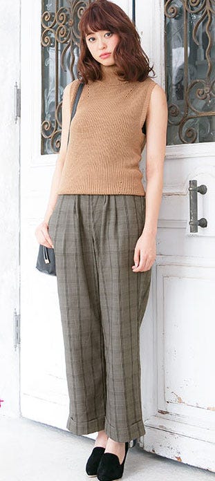 タック入りワイドパンツ「神戸レタス」2490円(税込)/画像提供:神戸レタス