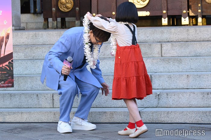 山寺宏一へレイを贈る永尾柚乃(C)モデルプレス