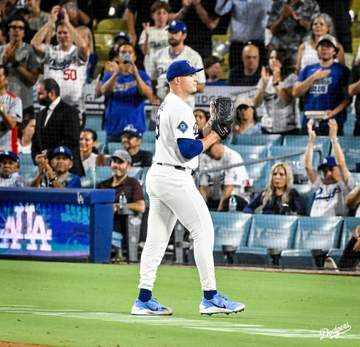ドジャース スクバルのコミュ力が垣間見えたワンシーン 降板後に大谷の胸元で何かを発見→笑顔で言葉かわす ベンチで常に山本、スネルらと談笑